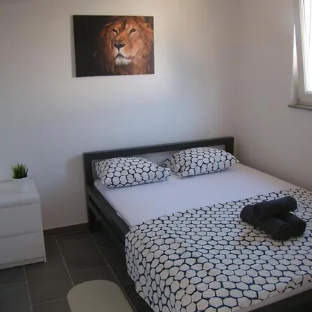 Konstruktivan Apartament *